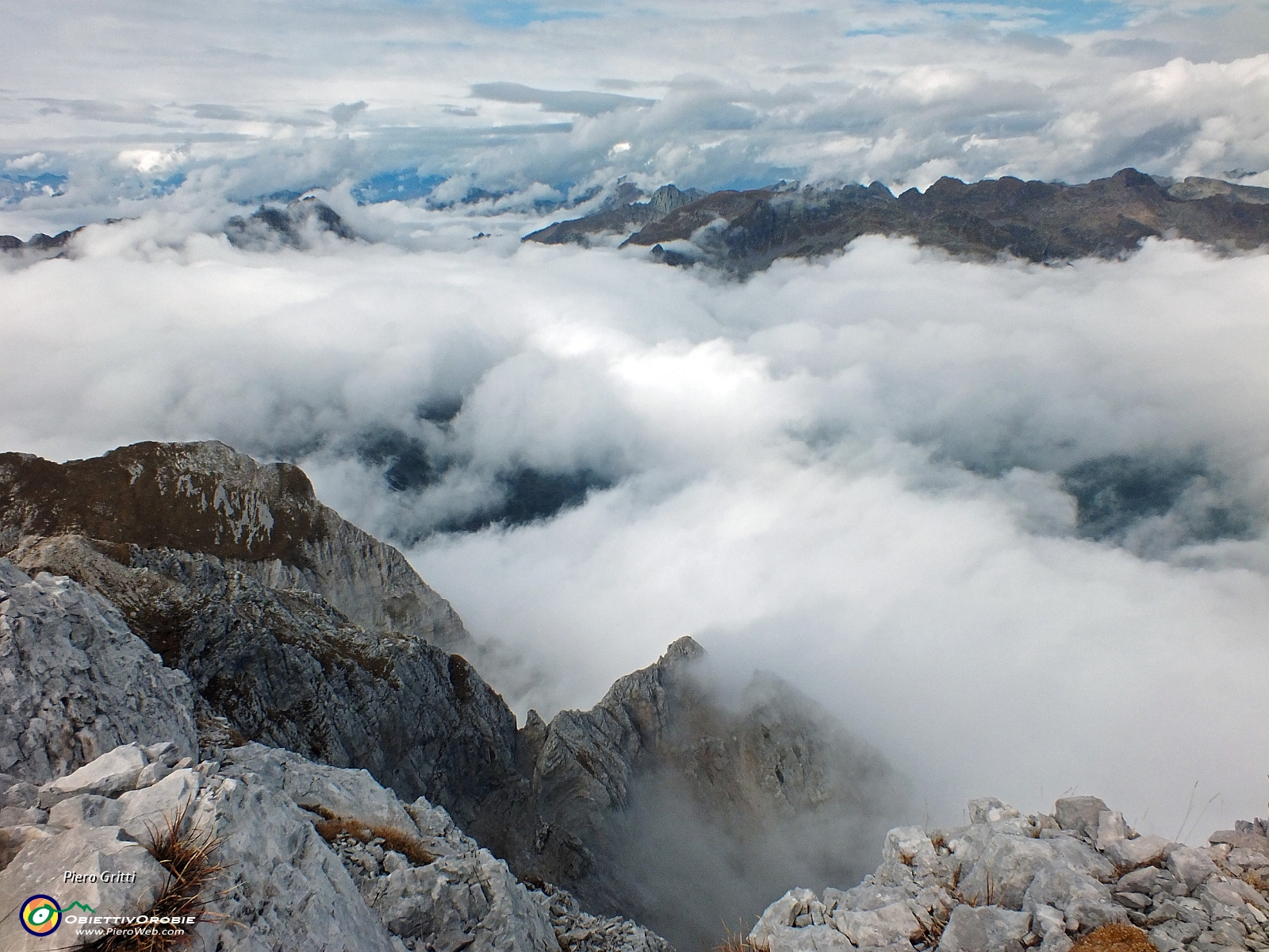 54 dirupi rocciosi scoscesi del versant nord....JPG